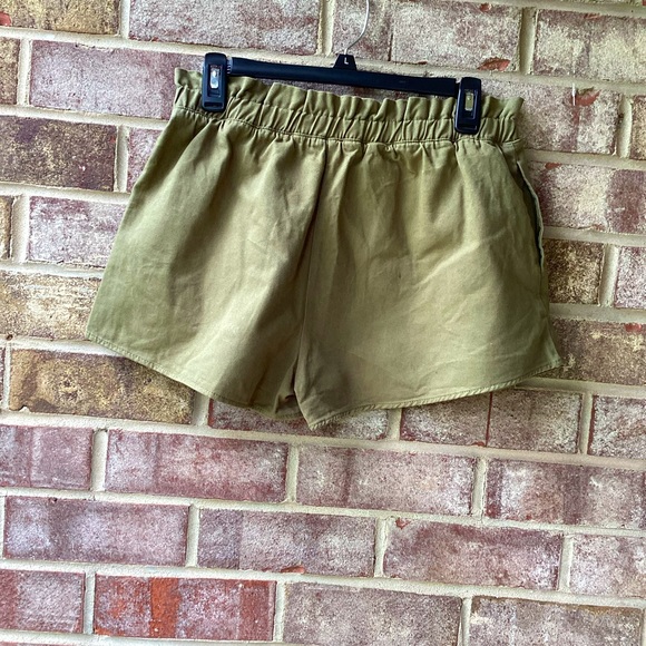 NWOT forever 21 paper bag olive shorts - Picture 2 of 2